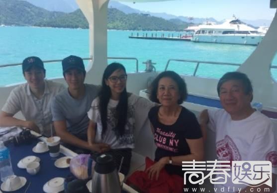 王力宏带着爸爸妈妈,妻子,弟弟去了台湾日月潭旅游,简简单单吃了个饭.