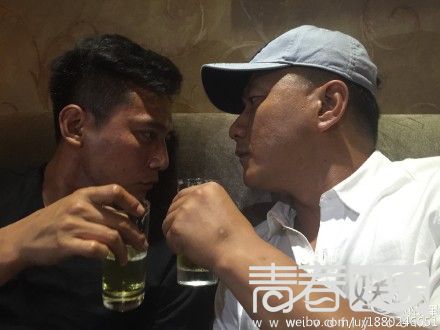 胡军刘烨深夜醉酒点赞康康诺一 网友:你爸要弯死了九儿霓娜哭晕